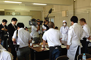 3名のシェフが石巻を訪問し、テレビ局等の取材を受けている様子。大手百貨店等での販売を予定。【濱崎シェフ、山田シェフ、他】